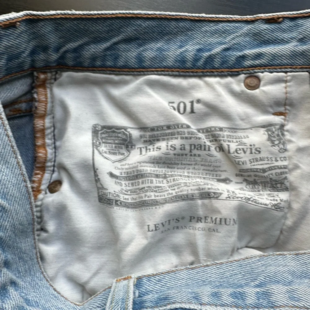 Levi’s Premium Lightwash Distressed Ribbed 501 Jean Shorts Size W30 EUC - Picture 10 of 11